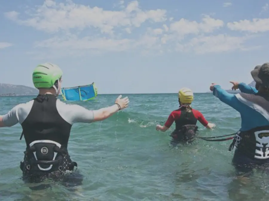 Clase de kitesurf en el agua